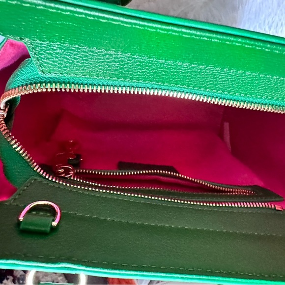F&W leather NWT vibrant green croc-embossed bag with Pink Interior Strap also - Picture 5 of 9